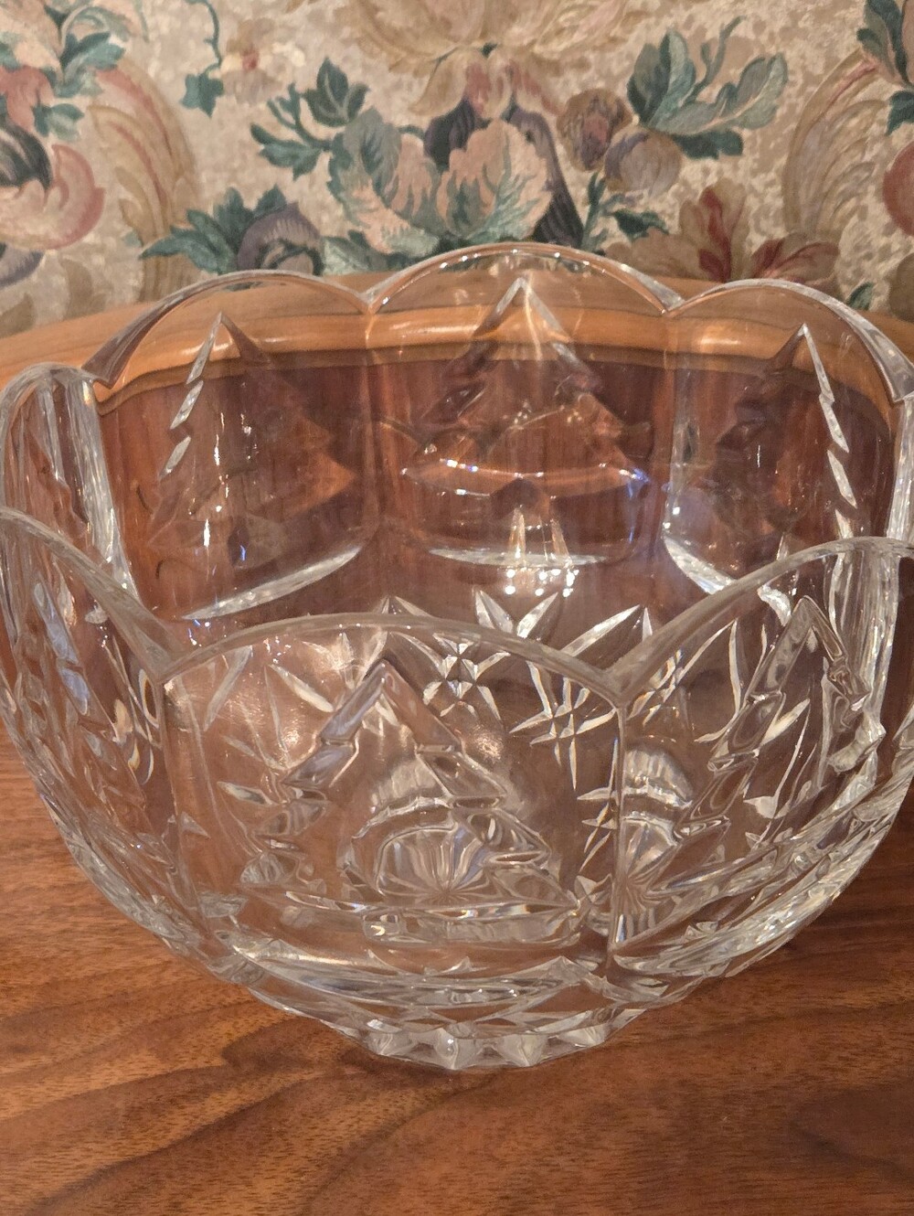 VTG SLOVAKIA CRYSTAL CLEAR 24% LEAD CRYSTAL BOWL/SCALLOP EDGE- XMAS TREE DESIGN